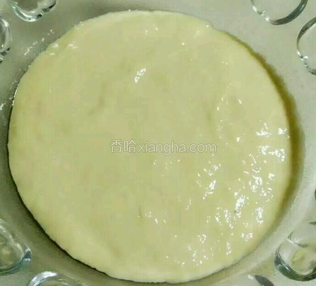 在容器内壁抹一层油，把面糊倒进去，手沾水抹平面糊表面。然后，用湿布盖住容器表面，待面糊发酵至2倍。