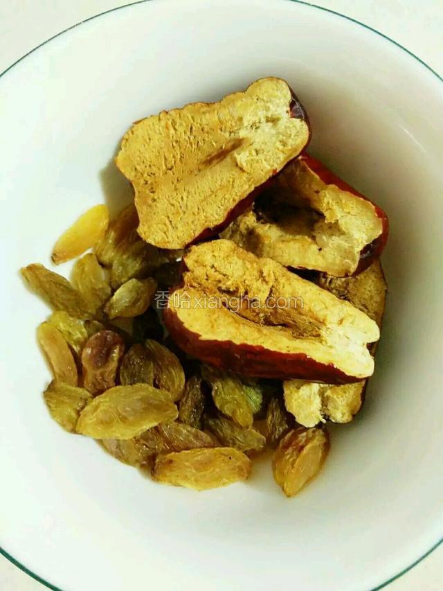洗些葡萄干和红枣，作装饰用。