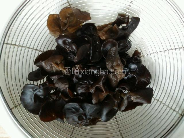 泡发好的木耳，洗净去蒂用开水烫一分钟，然后用凉水拔凉控水备用