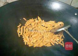 胡萝卜炒玉米粒的做法图解3