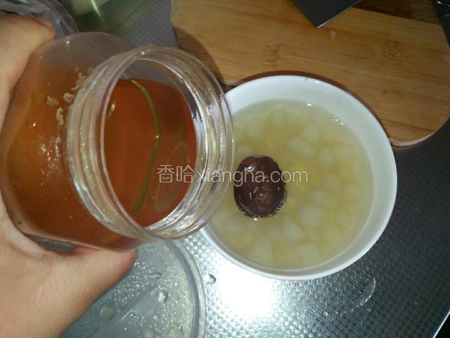 盛碗里，加适量蜂蜜