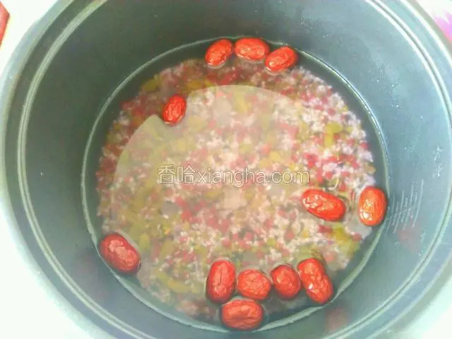 添入1200毫升的水（红豆比较难熟，所以要多加一点水）。