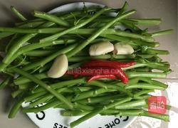 炝炒空心菜梗的做法图解1