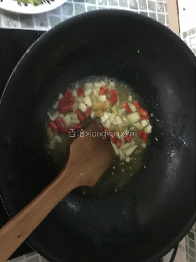 锅中放入适量油，油热后把辣椒和蒜爆香