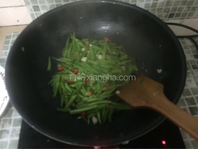 加入适量的盐大火快速翻炒2分钟即可