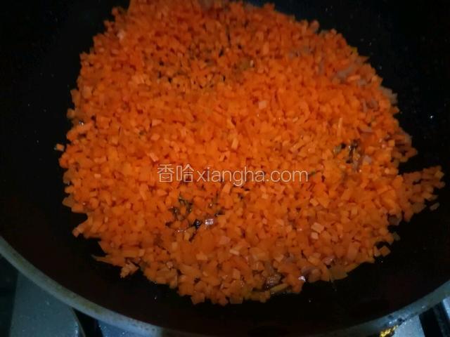 热油锅下胡萝卜翻炒