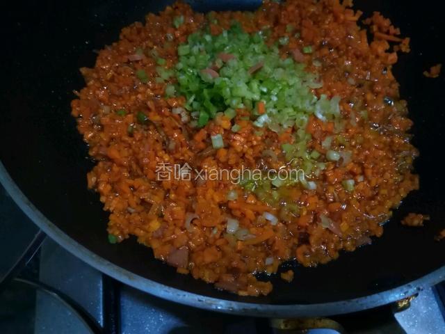 加芹菜粒入锅翻炒