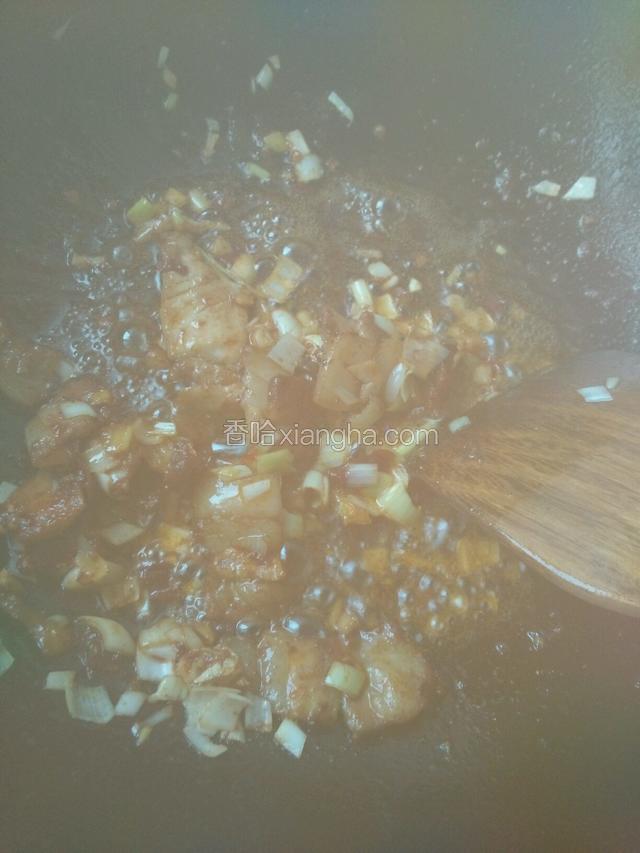 加入葱姜蒜，郫县豆瓣炒出红油