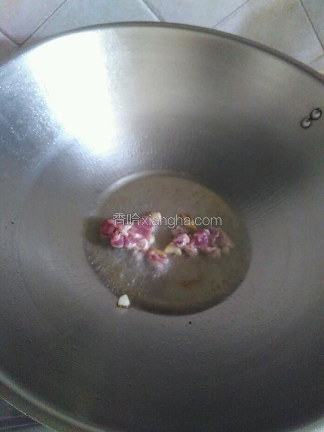 锅里放适量的油，油热了后，把肉放入，翻炒片刻，变色盛起，备用！