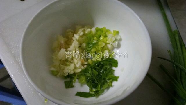 把所有东西剁碎放入碗里