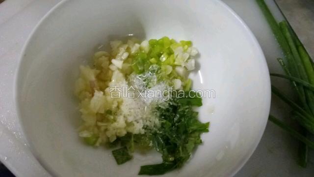 加入适量盐味精油搅拌均匀