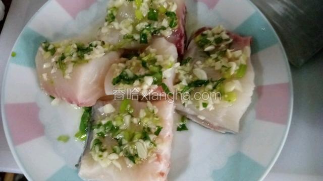 均匀地铺在鱼肉上