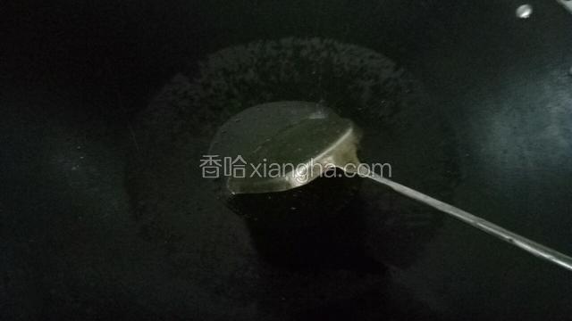 蒸得差不多时，另起锅热油