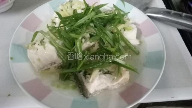 蒸好的鱼肉铺上切好的葱丝
