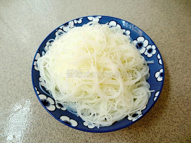 粉丝用开水泡十五分钟，过凉水，剪至筷子的长度。