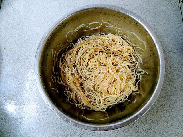 粉丝放适量生抽，老抽，蚝油拌匀。
（因为豆瓣酱有咸度，这里勿需放盐）