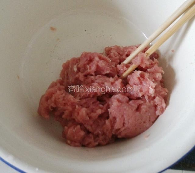 肉馅放入盆里。