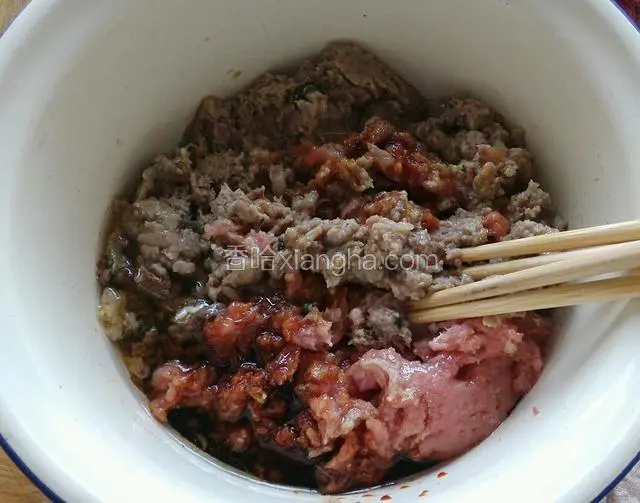 放适量食用油，生抽，老抽，料酒，盐，胡椒粉搅匀。