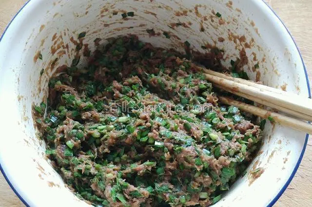 拌馅料时要同一个方向搅拌。拌匀。