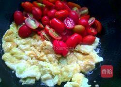 圣女果炒鸡蛋的做法图解5