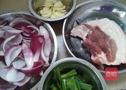 洋葱炒猪肉的做法图解1