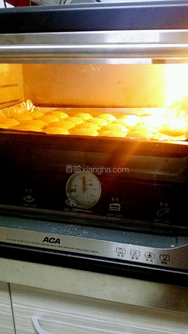烤箱预热160度，中上层烤13～15分钟左右，烤至脆饼边缘呈金黄色即可。