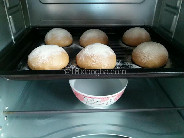 烤箱180度提前预热，送入烤箱烤至20分钟左右（那碗水不要取出）