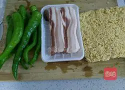 Illustration of how to cover the meat in Hunan-style rice dumplings 1