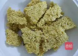 Illustration of how to make Hunan-style rice dumplings with meat covered with pork belly 12