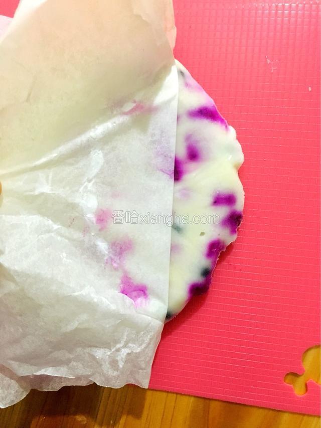 撕掉油纸切成小块