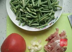 豇豆角炒西红柿的做法图解1
