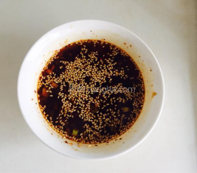 炒锅倒油烧热，除了花生碎之外的所有配料都用热油浇上，里面倒入生抽和蚝油，再放入花生碎，这样料汁就做好了