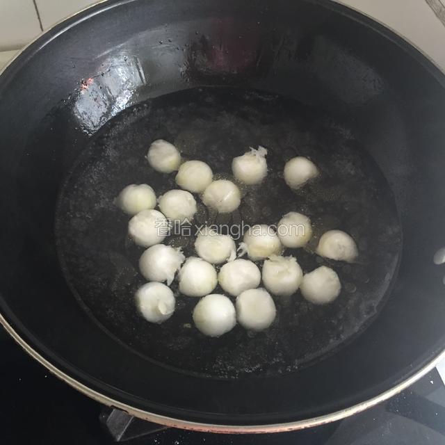 炒锅洗净倒水烧开，放油，盐少许，把冬瓜球放进去煮