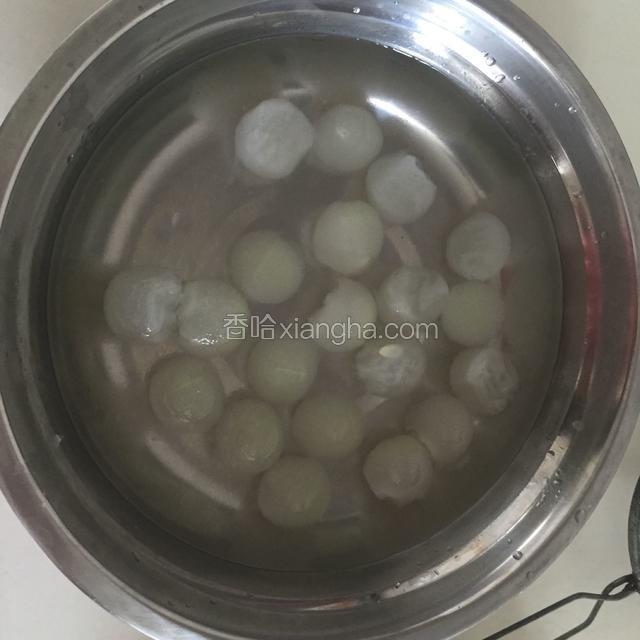 煮至略有透明状捞出用冰水浸泡