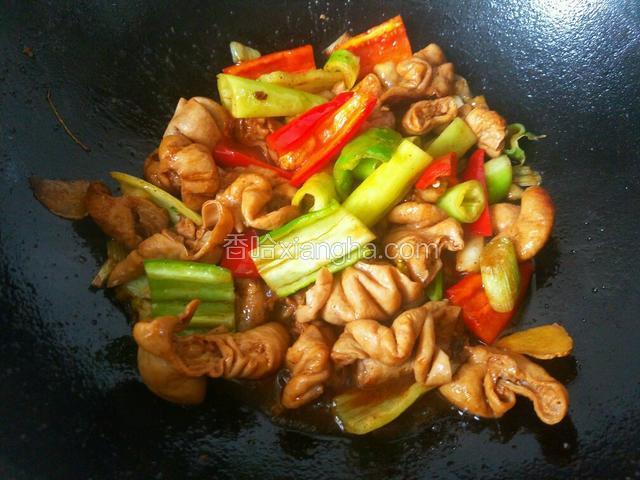 炒好的肥肠，放入鸡精就可以出锅了。