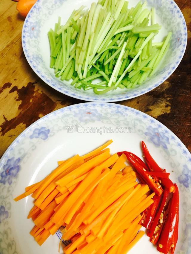 胡萝卜切丝，红辣椒切丝。