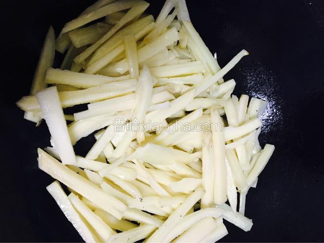 锅中加适量油，油热后将莲菜条放入锅中，中火炒两分钟至变色。