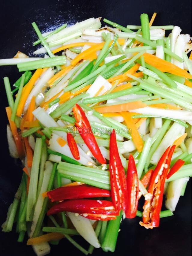 加入红辣椒，加入一大匙料酒，颠下锅。