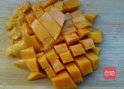 鲜榨芒果酸奶汁的做法图解2