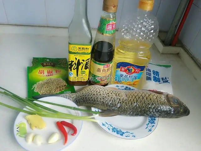材料：胡椒粉、料酒、蒸鱼豉油、葵花籽油、盐、葱姜蒜、草鱼、小米辣（小尖椒后增加的，所以没拍照。）