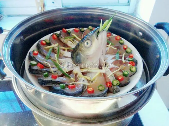 蒸锅里加入足够的清水，把鱼放上去蒸，开中火，水开后蒸六至八分钟左右，再关火焖两分钟。
