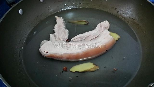 豬肉洗淨連同冷水~薑~花椒下鍋~大火燒開~轉中火燒五分鐘