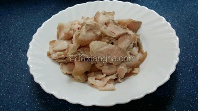 五分鐘後，撈起豬肉~用清水冲下~攤凍切片