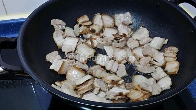 燒熱鍋放入油~接著放入豬肉翻炒~炒到豬肉出油收乾轉色