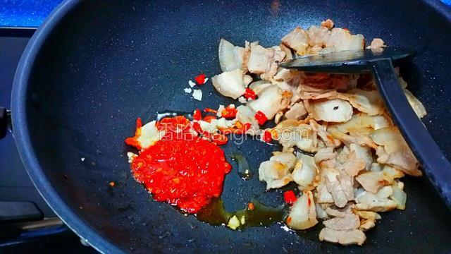 將豬肉鏟在一邊~放入蒜蓉爆香~接著放入豆瓣醬翻~鹽~生抽~糖翻炒