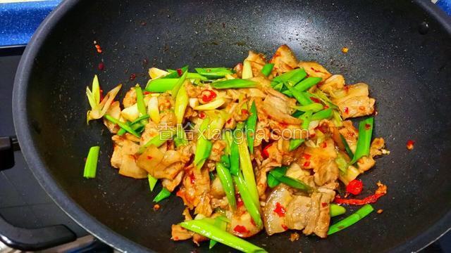 將豬肉和豆瓣醬翻炒片刻~接著放入蒜莖翻炒幾下~再放入蒜葉炒均勻~關火