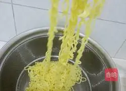 Illustration of how to make instant noodles with cyclone mustard soup 3