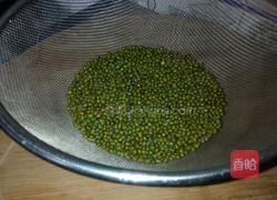 冰镇凉爽绿豆汤的做法图解1