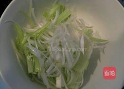 紫甘蓝萝卜葱白三丝沙拉的做法图解4