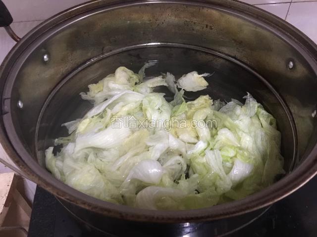 水烧开关火,倒入生菜即可捞出,过凉水,沥干水分